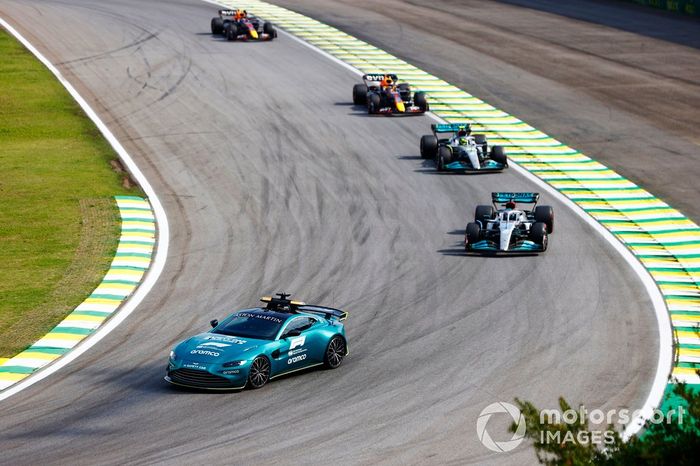 El Safety Car George Russell, Mercedes W13, Lewis Hamilton, Mercedes W13, Max Verstappen, Red Bull Racing RB18, Sergio Pérez, Red Bull Racing RB18