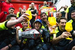 Marco Bezzecchi, VR46 Racing Team celebra con el equipo