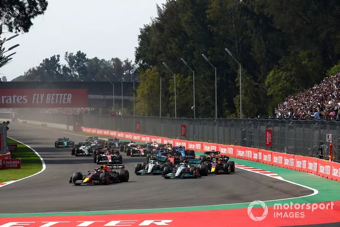 Max Verstappen, Red Bull Racing RB18, George Russell, Mercedes W13, Lewis Hamilton, Mercedes W13, Sergio Pérez, Red Bull Racing RB18, el resto al inicio