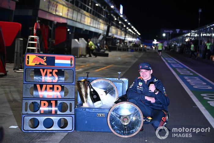 Max Verstappen, Red Bull Racing, 1ª posición, con su trofeo