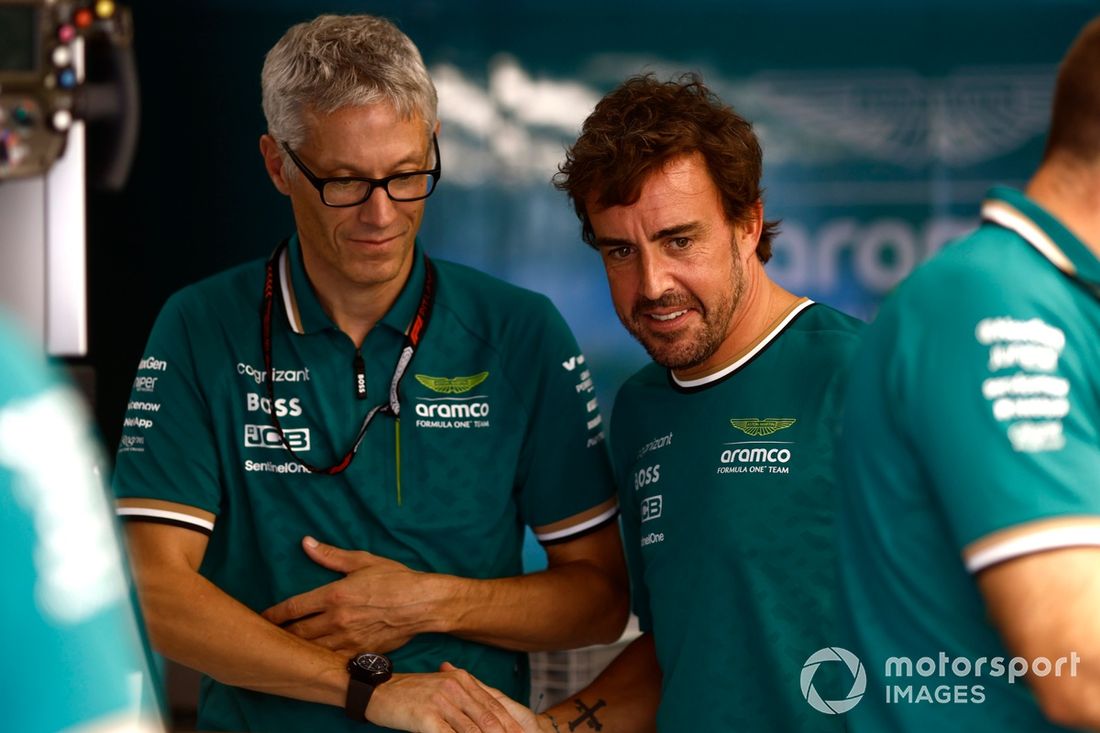 Fernando Alonso, Aston Martin F1 Team, con Mike Krack, Team Principal, Aston Martin F1 Team