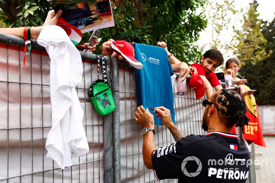 Lewis Hamilton, Mercedes-AMG F1 Team, podpisuje autografy dla fanów 