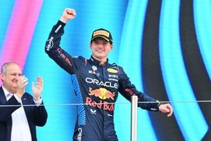 Max Verstappen, Red Bull Racing, 1ª posición, llega al podio