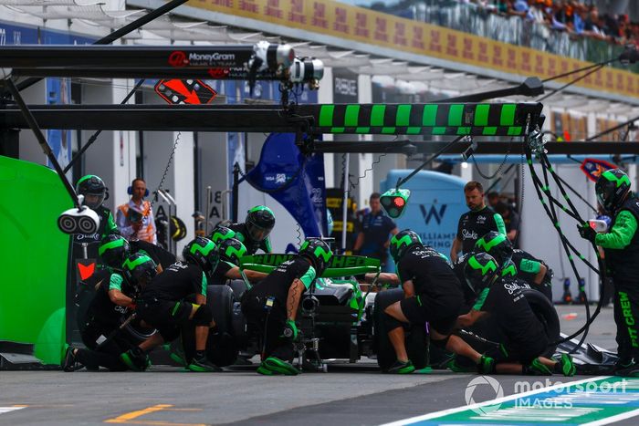 El equipo de boxes del Stake F1 Team Kick Sauber hace una parada en boxes de Valtteri Bottas, Stake F1 Team Kick Sauber C44 