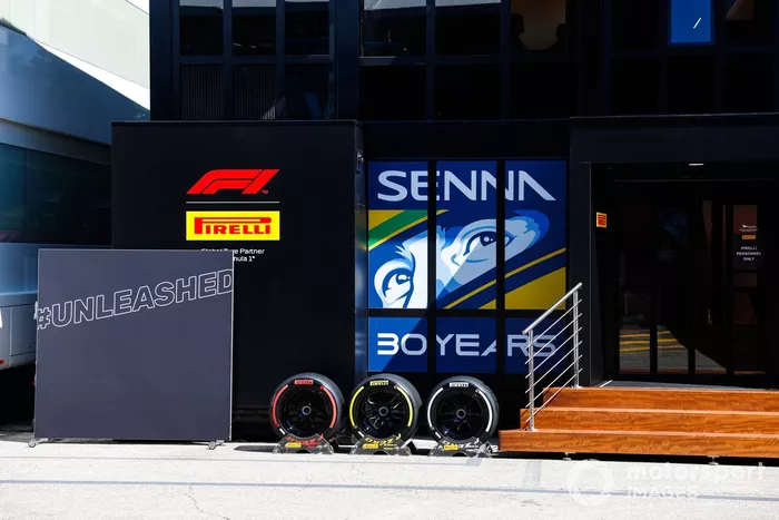 Le camping-car d'accueil Pirelli dans le paddock, avec le marquage commémoratif de Senna.
