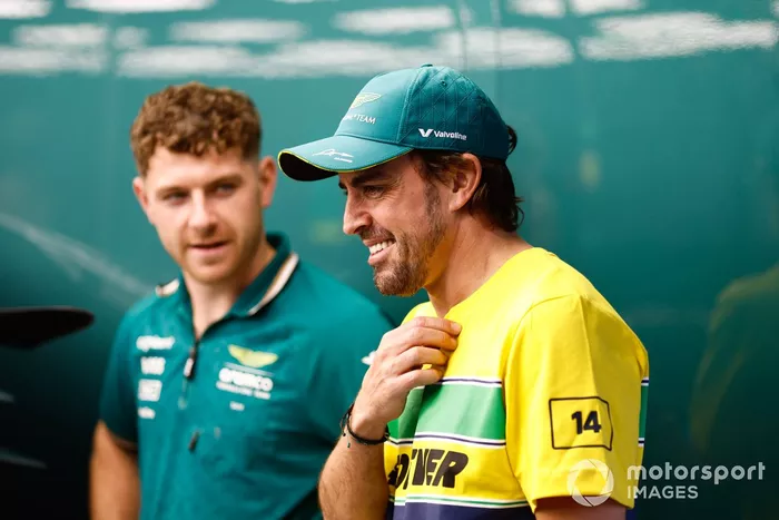 Fernando Alonso, Aston Martin F1 Team, na garagem