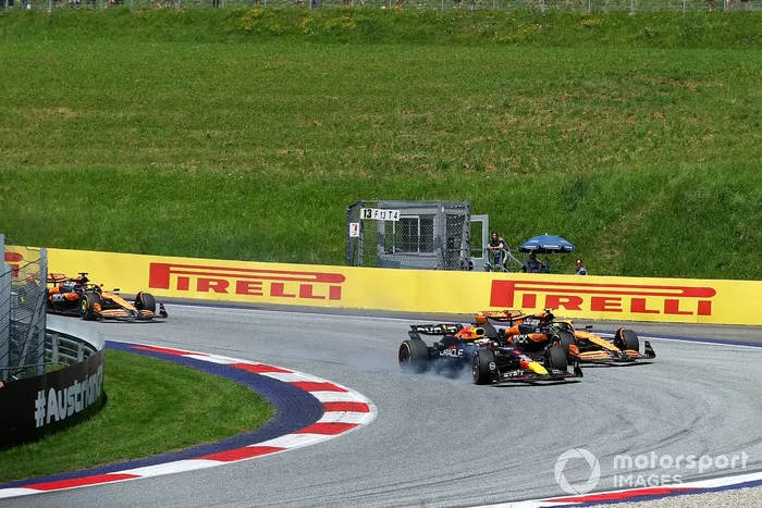 Max Verstappen, Red Bull Racing RB20, se bloquea con Lando Norris, McLaren MCL38 justo detrás.