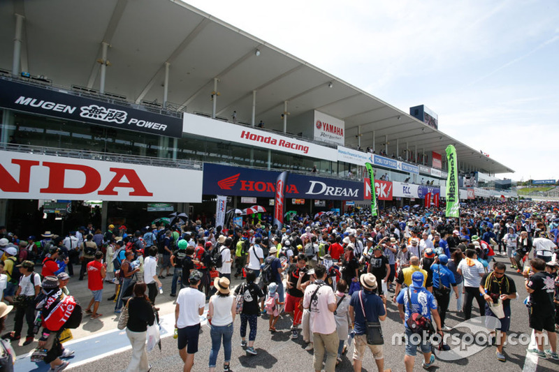 Tifosi in pitlane