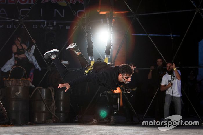 Daniel Ricciardo, Red Bull Racing en el Ofrendomo personificado de calavera