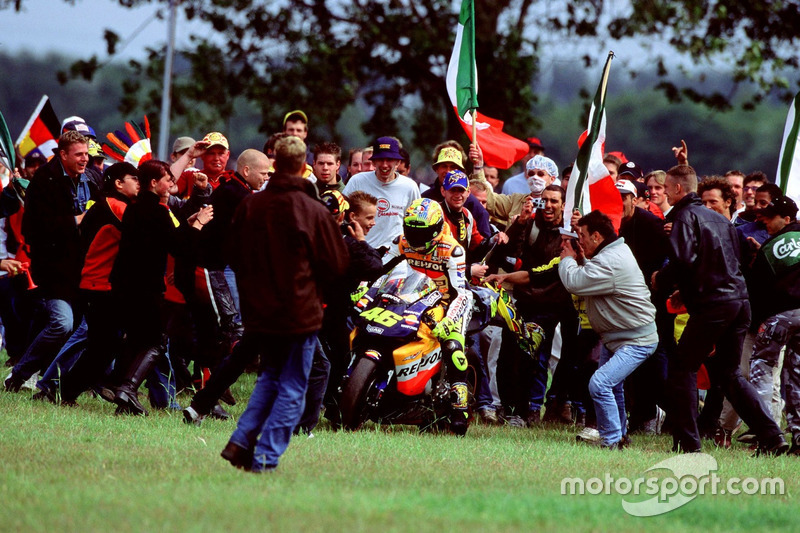 <img src="http://cdn-1.motorsport.com/static/custom/car-thumbs/MOTOGP_2017/RIDERS_NUMBERS/Rossi.png" width="55" /> #19 GP des Pays-Bas 2002