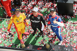 Podium: race winner Will Power, Team Penske Chevrolet, second place Mikhail Aleshin, Schmidt Peterson Motorsports Honda, third place Ryan Hunter-Reay, Andretti Autosport Honda