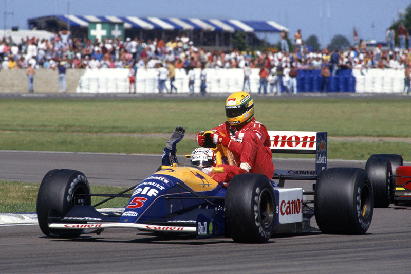 Il vincitore della gara Nigel Mansell, Williams Renault FW14 da un passaggio a  Ayrton Senna, McLaren MP4/6-Honda 