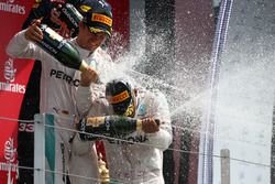 Podium: winnaar Hamilton, Mercedes AMG F1 W07 en tweede Nico Rosberg, Mercedes AMG Petronas F1 W07