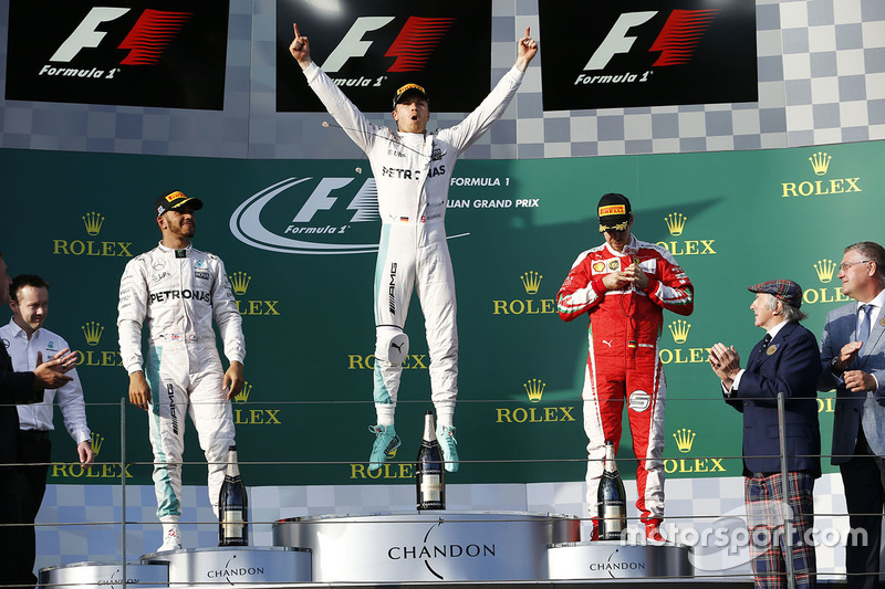 Podium : le vainqueur Nico Rosberg, Mercedes AMG F1 Team, le deuxième Lewis Hamilton, Mercedes AMG F1 Team, et le troisième Sebastian Vettel, Ferrari