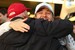 Ganador de la carrera Nico Rosberg, Mercedes AMG F1 celebra com Niki Lauda, Mercedes Presidente no e