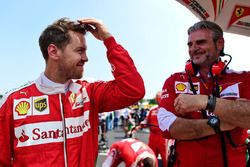 Sebastian Vettel, Ferrari with Maurizio Arrivabene, Ferrari director del equipo en la parrilla