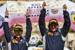 Paolo Andreucci e Anna Andreussi, Peugeot 208 T16, Peugeot Sport Italia, festaggiano la vittoria