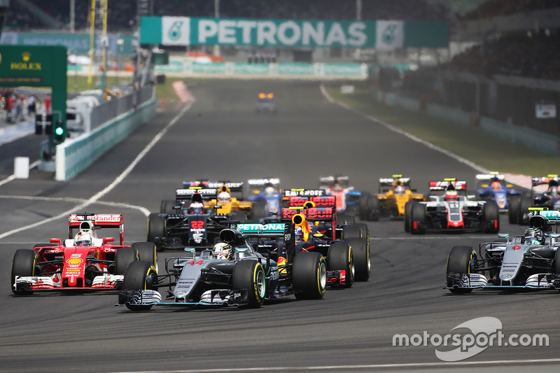 Lewis Hamilton, Mercedes AMG F1 W07 Hybrid líder al inicio de la carrera