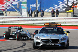 Нико Росберг, Mercedes AMG F1 Team W07 за машиной безопасности
