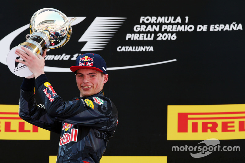 El ganador, Max Verstappen, Red Bull Racing celebra en el podium