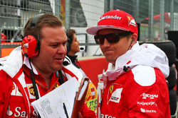 Kimi Raikkonen, Ferrari con Dave Greenwood, ingegnere di pista Ferrari in griglia