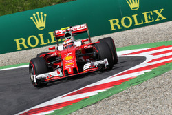 Kimi Raikkonen, Ferrari SF16-H runs wide