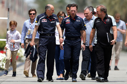 Франц Тост, руководитель Scuderia Toro Rosso, Кристиан Хорнер, руководитель Red Bull Racing и Роберт