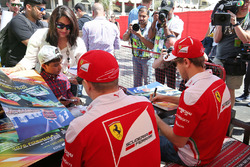 Kimi Raikkonen, Ferrari e Sebastian Vettel, Ferrari firmano autografi ai tifosi