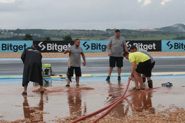 La lluvia inunda la pista junto al circuito