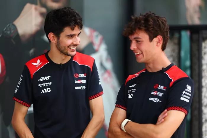 Esteban Ocon, Haas F1 Team, Oliver Bearman, Haas F1 Team