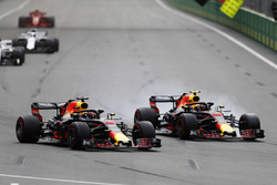 Daniel Ricciardo, Red Bull Racing RB14 Tag Heuer, battles with Max Verstappen, Red Bull Racing RB14 Tag Heuer