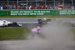 Sergio Perez, Force India VJM11, in het gras na contact met Carlos Sainz Jr., Renault Sport F1 Team R.S. 18
