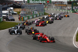 Sebastian Vettel, Ferrari SF71H voor Max Verstappen, Red Bull Racing RB14, Max Verstappen, Red Bull Racing RB14, Lewis Hamilton, Mercedes AMG F1 W09, Kimi Raikkonen, Ferrari SF71H, Daniel Ricciardo, Red Bull Racing RB14 en de rest bij de start