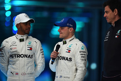 Гонщики Mercedes AMG F1 Валттери Боттас и Льюис Хэмилтон, руководитель команды Тото Вольф