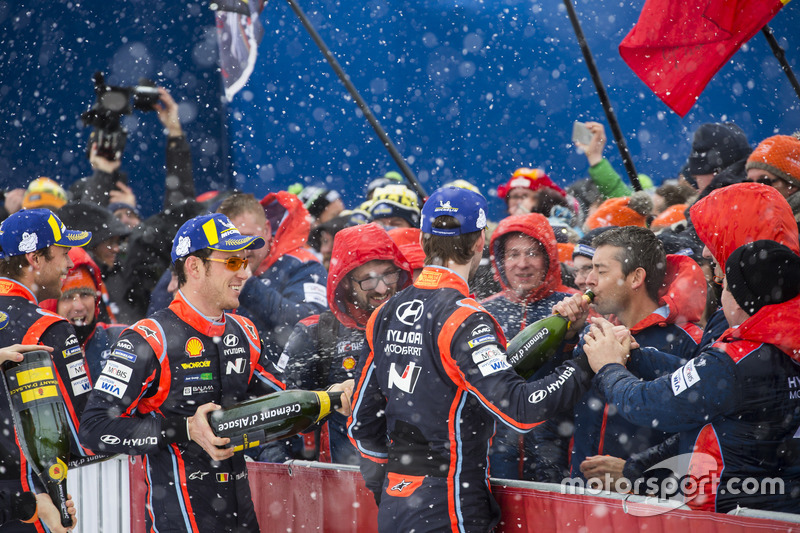 Les vainqueurs Thierry Neuville et Nicolas Gilsoul, Hyundai i20 WRC, Hyundai Motorsport