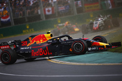 Max Verstappen, Red Bull Racing RB14 Tag Heuer, part en tête-à-queue devant Romain Grosjean, Haas F1 Team VF-18 Ferrari