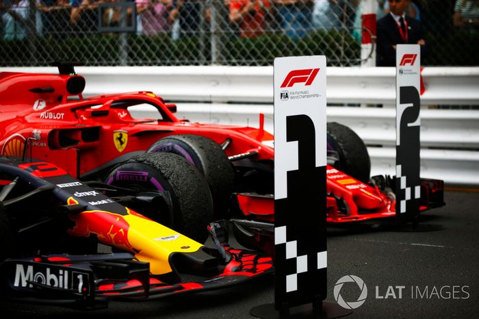 Coche ganador de la carrera Daniel Ricciardo Red Bull Racing RB14 y Sebastian Vettel Ferrari SF71H