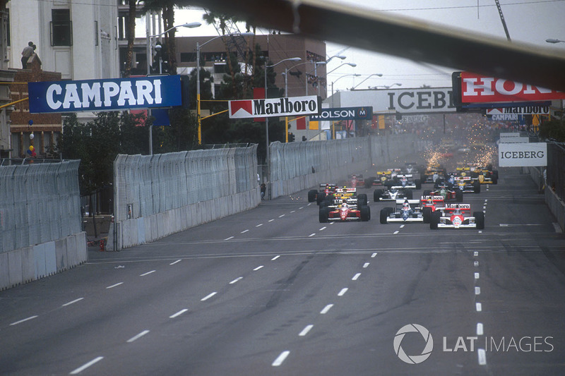 Gerhard Berger, Mclaren MP4/5B Honda leads Jean Alesi, Tyrrell 018 Ford, Andrea de Cesaris, Dallara 190 Ford, Ayrton Senna, Mclaren MP4/5B Honda and Pierluigi Martini, Minardi M189 Ford at the start