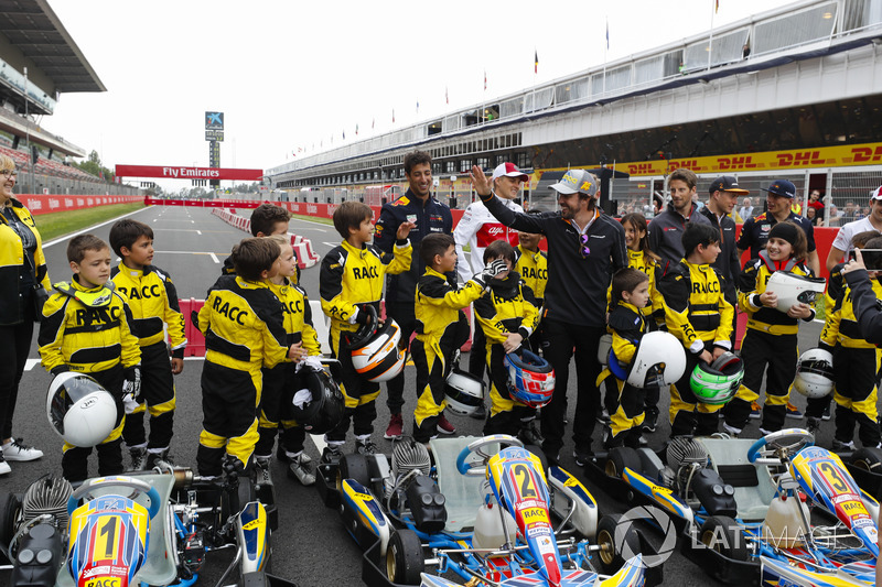 Los jóvenes pilotos de kart se enfrentan a Daniel Ricciardo, Red Bull Racing, Marcus Ericsson, Sauber, Fernando Alonso, McLaren, Romain Grosjean, Haas F1 Team, Stoffel Vandoorne, McLaren, Max Verstappen, Red Bull Racing y Charles Leclerc, Sauber
