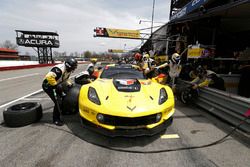 #4 Corvette Racing Chevrolet Corvette C7.R, GTLM: Oliver Gavin, Tommy Milner, pit stop