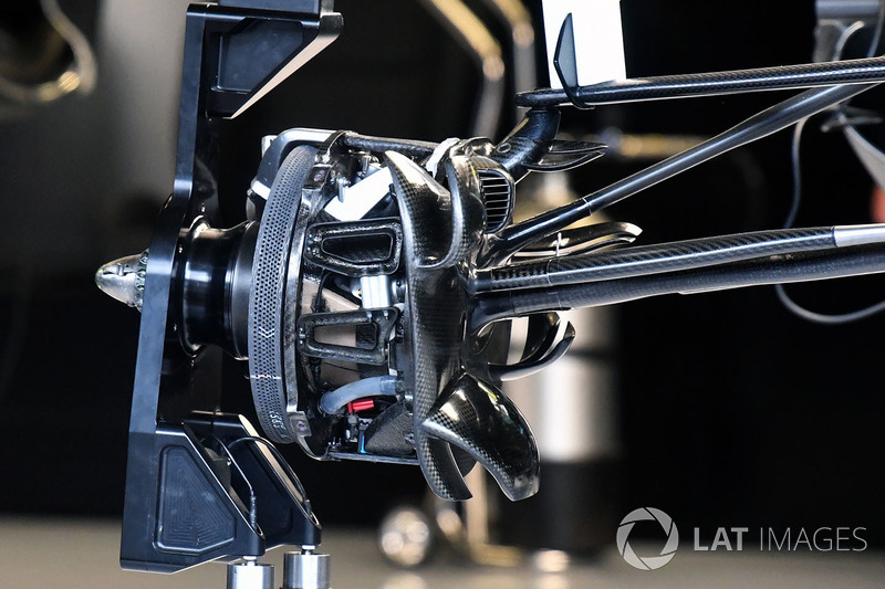 Mercedes-AMG F1 W09 front brake and wheel hub detail