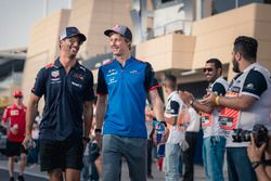 Daniel Ricciardo, Red Bull Racing y Brendon Hartley, Scuderia Toro Rosso en el desfile de pilotos