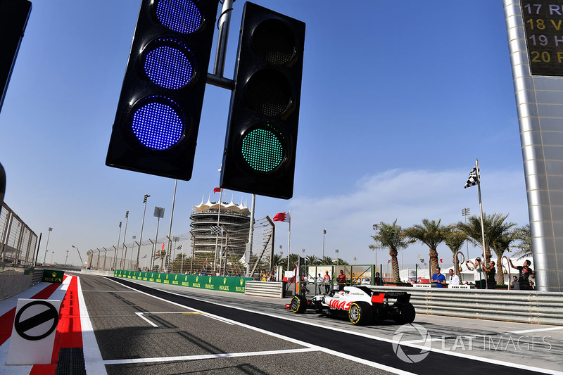 Kevin Magnussen, Haas F1 Team VF-18 and pit lane lights