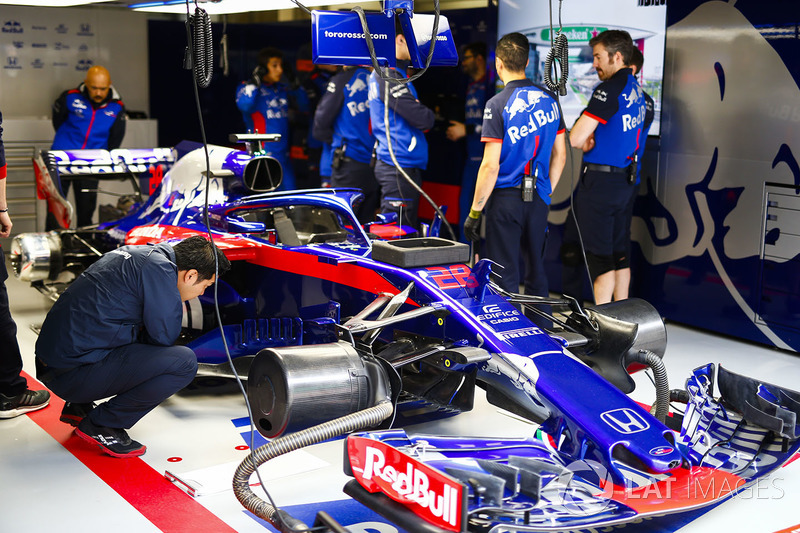 Engineers and the car Brendon Hartley, Toro Rosso STR13 Honda, in the garage