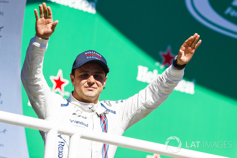 Após a corrida, Felipe subiu no pódio para saudar a torcida que sempre o apoiou. Valeu, Felipe Massa!