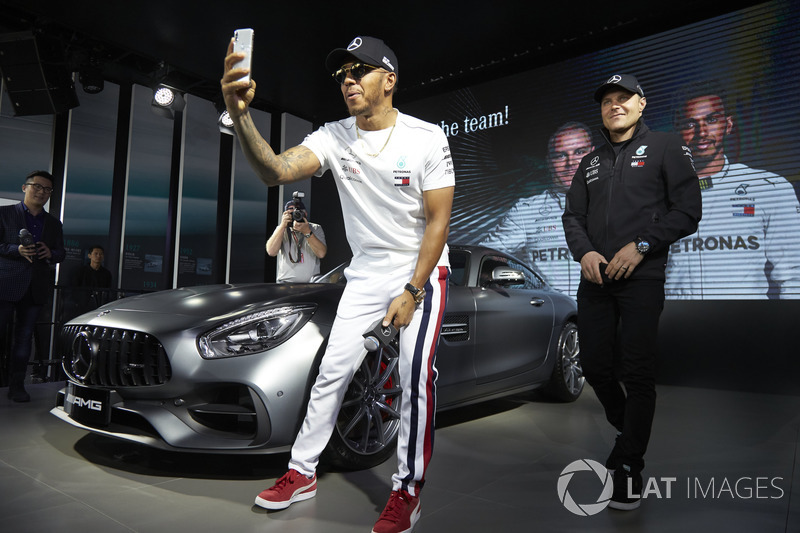 Lewis Hamilton, Mercedes AMG F1, et Valtteri Bottas, Mercedes AMG F1, sur scène