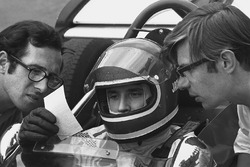 Jacky Ickx, Ferrari 312B, bestudeert technische data met Mauro Forghieri, Technical Director of Ferr