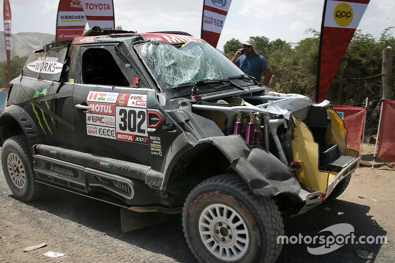 После аварии: Нани Рома и Алеш Харо, X-Raid Team, MINI John Cooper Works Rally (№302)
