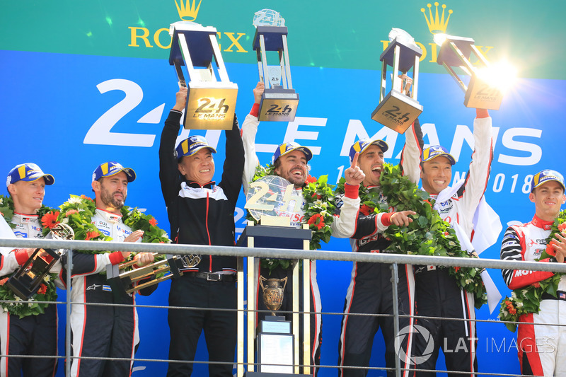 Algemeen podium: winnaars Sébastien Buemi, Kazuki Nakajima, Fernando Alonso, Toyota Gazoo Racing