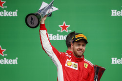Le vainqueur Sebastian Vettel, Ferrari, soulève son trophée sur le podium